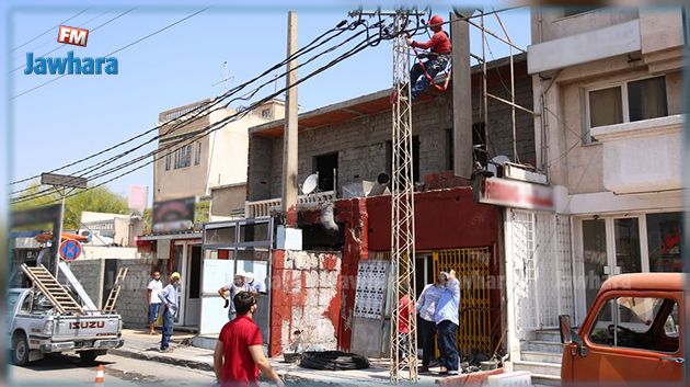 السلطات على علم منذ 4 سنوات : مواطن يحتل الرصيف لتوسيع مطعمه ويستحوذ على عمود كهرباء!