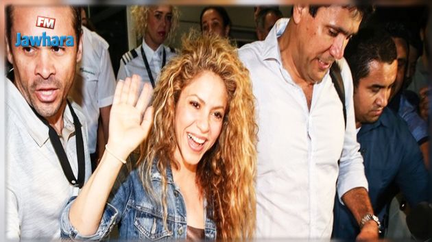 الأتراك يستقبلون شاكيرا وعائلتها بالبقلاوة في مطار اسطنبول