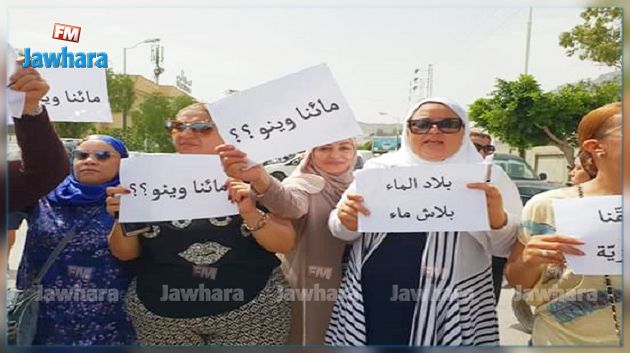 نساء زغوان يغلقن الطريق