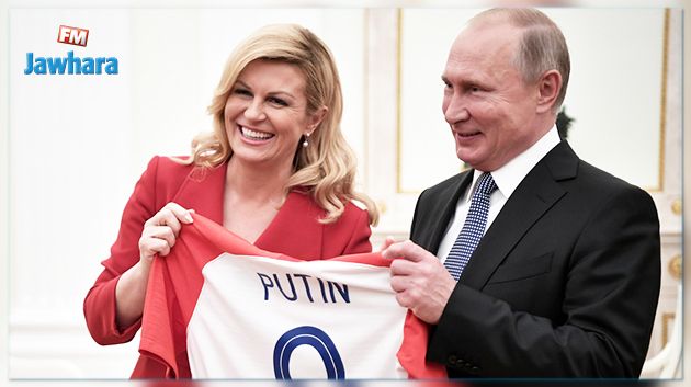 رئيسة كرواتيا تمنح بوتين قميص منتخبها كُتب عليه اسمه