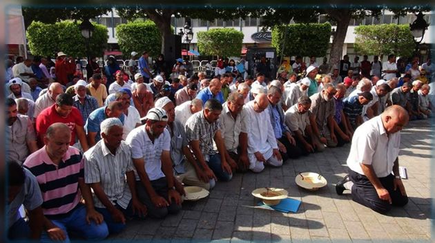 حزب سياسي يؤدّي صلاة بالطريق العام : الداخلية توضّح