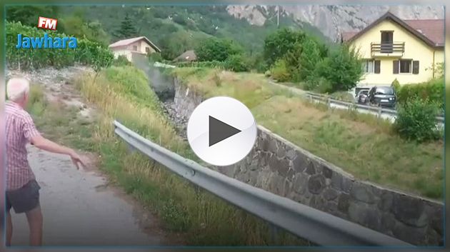 شاهد : نهر من الطين يجتاح قرية في سويسرا