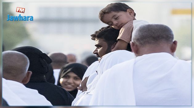 توافد ضيوف الرحمن إلى صعيد عرفات الطاهر