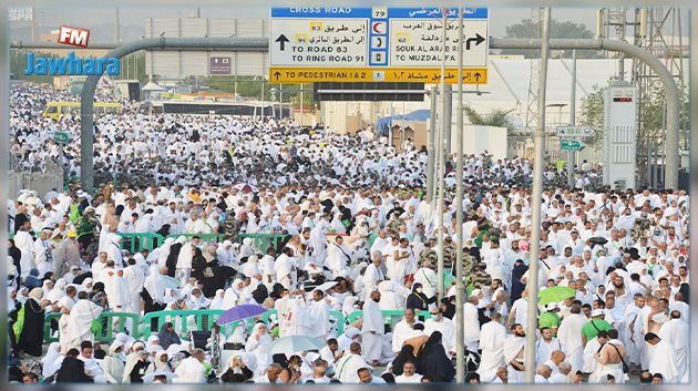 الحجيج ينفرون من عرفات إلى مزدلفة