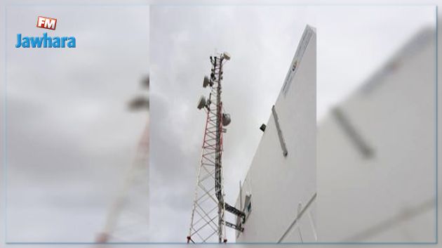 السلطات تتفاوض معه لإقناعه بالنزول : عامل يعتلي عمود اتصالات منذ يومين رغم الأمطار الغزيرة