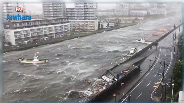 اليابان : مقتل 9 أشخاص في اعصار ونقل سياح بالقوراب من مطار غمرته المياه