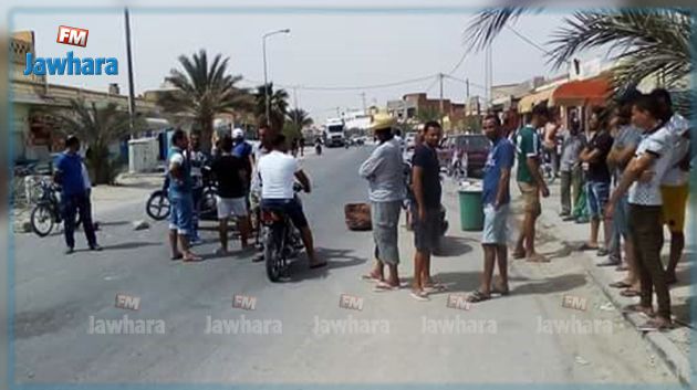 قفصة : محتجون يغلقون الطريق بين المتلوي و توزر و معتمد الجهة يتدخل‎