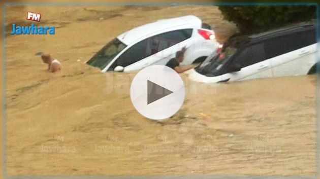 شاهد : مياه الأمطار تجرف سيارات وشاحنات في نابل
