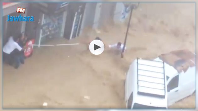 فيضانات نابل : لحظات كانت ستودي بحياته.. شاب ينجو من الموت بأعجوبة (فيديو)