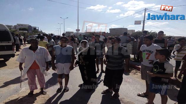 محتجون يغلقون الطريق الحزامية الرابطة بين الحمامات ونابل