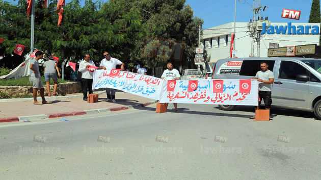 محتجون يغلقون الطريق الرابطة بين شط مريم و هرقلة