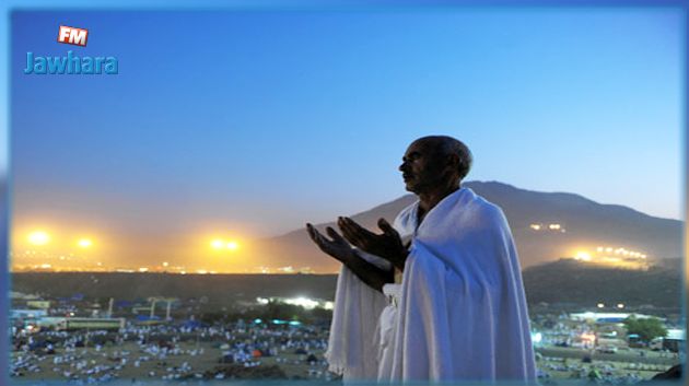 في اليوم العالمي للمسنين : مواطن يهدي أحد المقيمين بمركز المسنين في سوسة عمرة