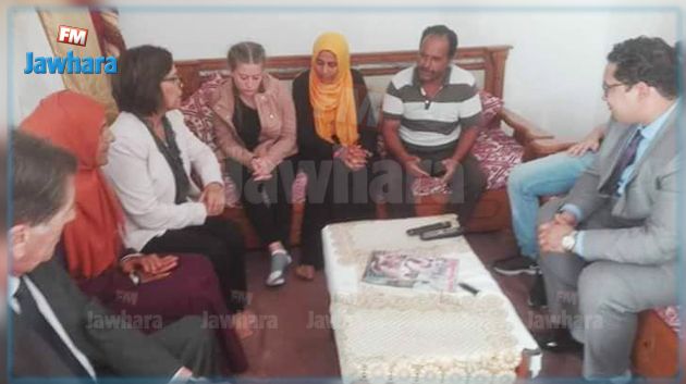 عهد التميمي تزور عائلة إنصاف وثريا ضحيتي فيضانات نابل