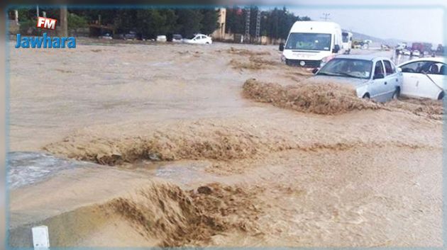 توزر: توقف حركة العبور بنقطة حدودية بسبب فيضان وادي الفريد