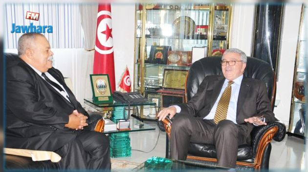 وزير الدفاع الوطني يكرم السباح نجيب بالهادي