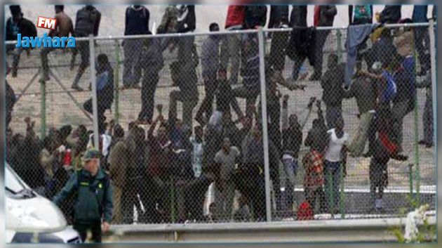 نحو 200 مهاجر يقتحمون سياجا يفصل بين اسبانيا والمغرب 