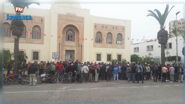 بعد إخراج أعوان حرس لسيارة محجوزة من المستودع البلدي : أعوان وموظفو بلدية صفاقس يحتجون