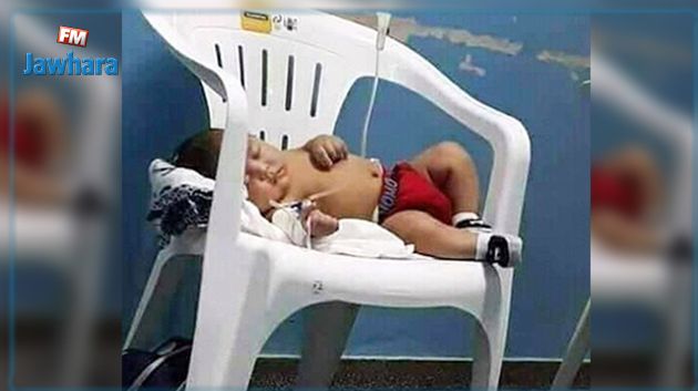 صورة رضيع نائم على كرسي بلاستيكي : المدير الجهوي للصحة بزغوان يوضح