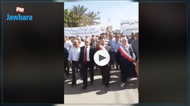 والي قابس يقود مسيرة احتجاجا على غلاء الأسعار : توضيح (فيديو)