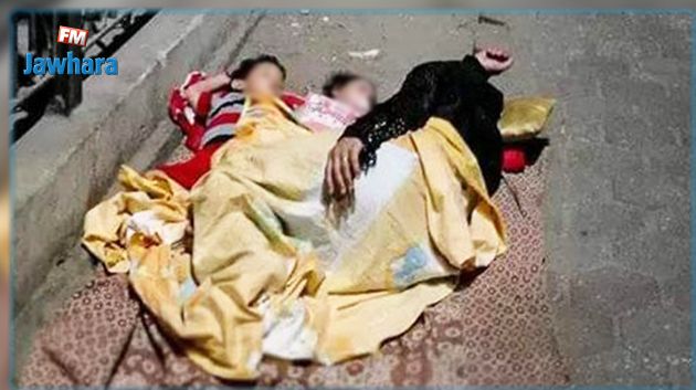أهملهم الآباء.. فتشبثت الأم العزباء بأطفالها الثلاثة رغم حالة التشرّد والفقر