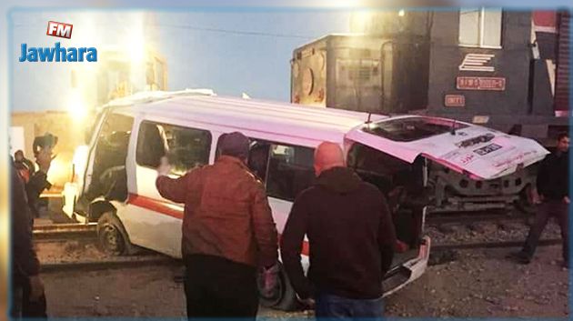 اصطدام قطار بسيارة أجرة