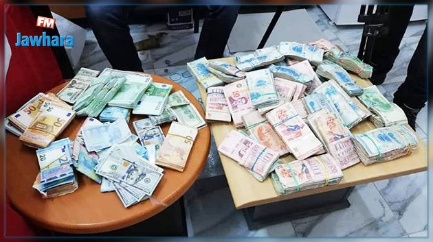 حجز أكثر من 600 ألف دينار مخفية بإحكام داخل سيارة تونسية