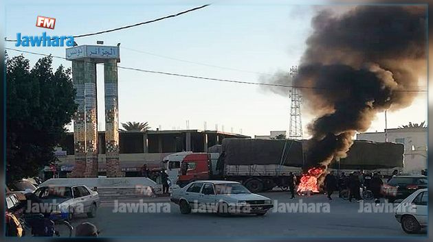 بنقردان : غلق طريق وحرق العجلات ومنع الشاحنات الليبية من العبور