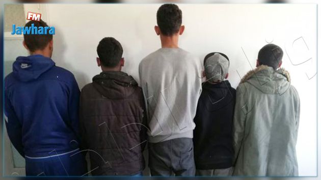 بينهم طفل : القبض على 5 اشخاص قاموا بتهشيم كاميرا بحي الزهور في القصرين