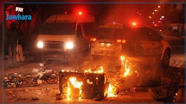 وزير الداخلية : سيّارة توزع أموالا وبطاقات شحن على المحتجين