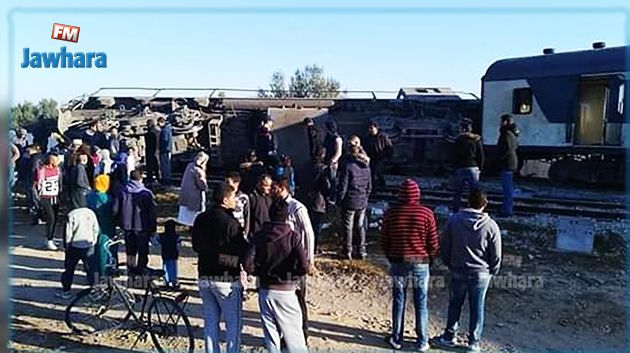 حافلات لنقل المسافرين اثر خروج قطار عن مساره بمحطة كركر