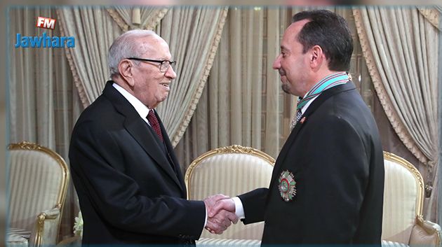 منح الصنف الأول من وسام الجمهورية للسفير الأمريكي المنتهية مهامه