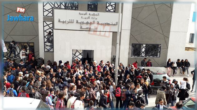 سوسة : الأساتذة يحتجون أمام الولاية.. والتلاميذ أمام مقر مندوبية التربية