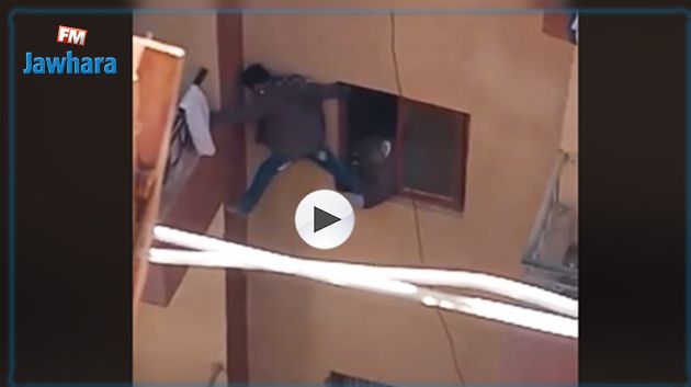 فيديو مروّع : سيّدة تحاول إلقاء ابنها من الطابق الثاني!