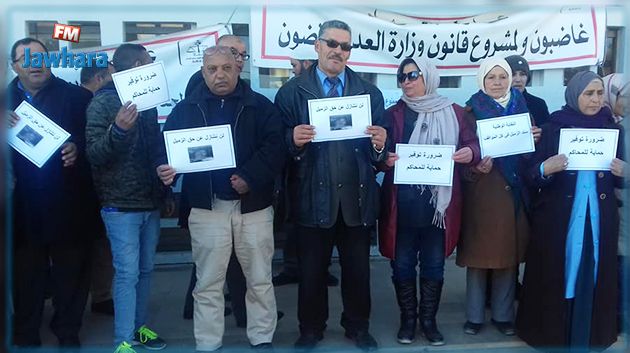 القصرين : أعوان وموظفو وكتبة المحاكم ينفذون وقفة احتجاجية على خلفية الاعتداء على زميلهم