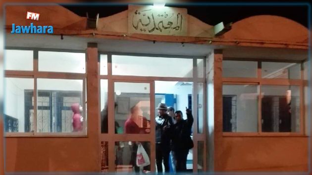 اعتصام بمقر معتمدية الهوارية احتجاجا على قطع التيار الكهربائي عن منطقة برج الصالحي