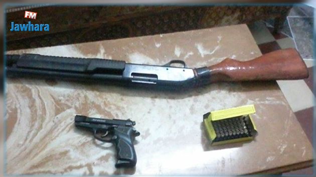 القيروان : حجز بندقية و مسدس وعملة مزيفة و ايقاف شخصين