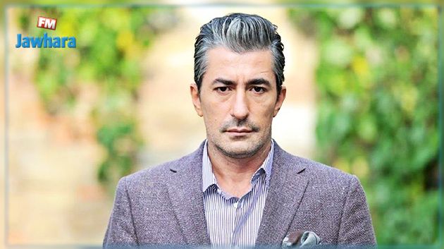 طرد الممثل التركي الشهير أركان بيتيكايا من الطائرة (فيديو)