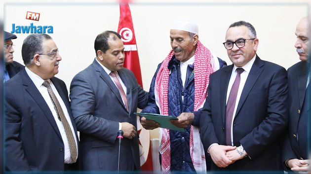 سوسة: تسليم عقود تمليك لمجموعة من الفلاحين المستغلين لمقاسم فلاحية