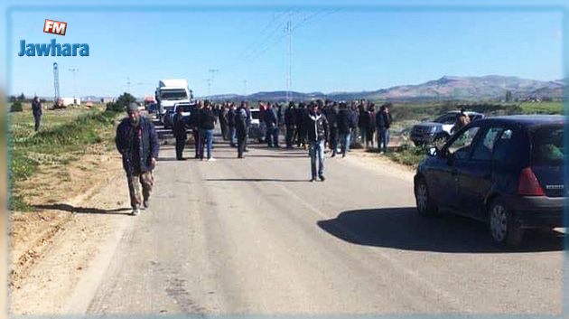 سليانة : فلاحون محتجّون يغلقون الطريق للمطالبة بصرف التعويضات
