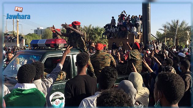 السودان : المتظاهرون يطالبون الجيش بتسليم السلطة للشعب