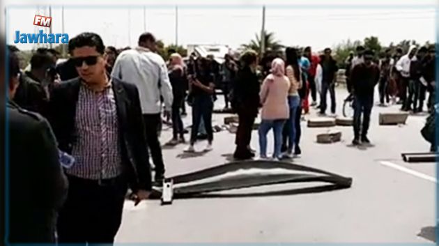 العاملون بقناة نسمة يغلقون الطريق