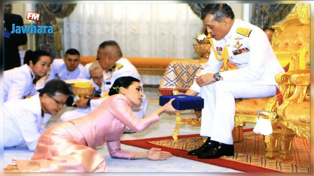 ملك تايلاند يتزوّج من حارسته الشخصية (فيديو)