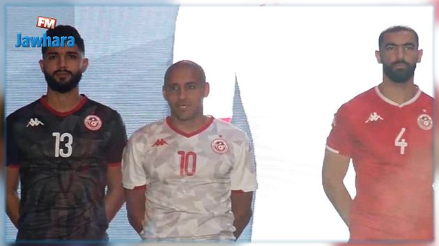 المنتخب الوطني يقدم أزياء