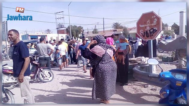 المتلوي : الأهالي يغلقون طريقا ويحجزون حافلات شركة الفسفاط