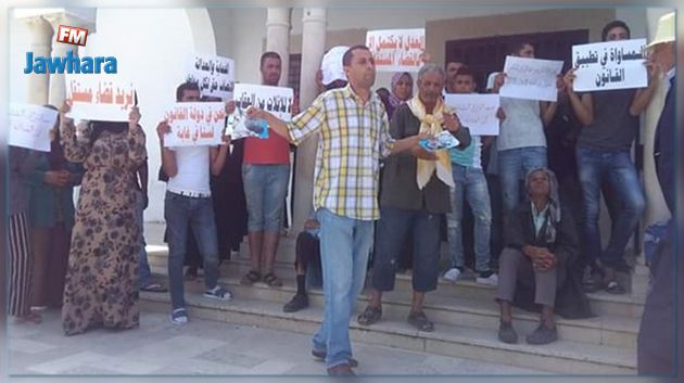 القيروان : وقفة احتجاجية أمام المحكمة للمطالبة بحقيقة وفاة بائع الخضر المتجول