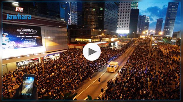 فيديو : سيارة إسعاف تمر وسط آلاف المتظاهرين في 33 ثانية فقط!