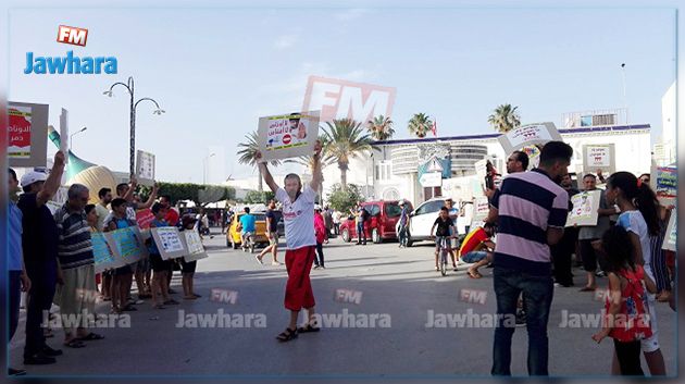 وقفة احتجاجية للمطالبة بوقف تلويث بحر بني خيار