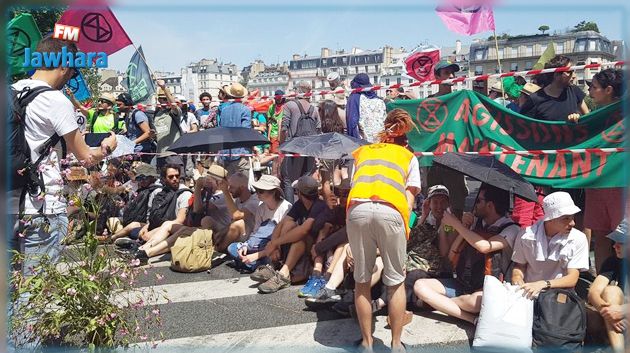 باريس : نشطاء محتجون على ارتفاع درجات الحرارة يشتبكون مع الشرطة 