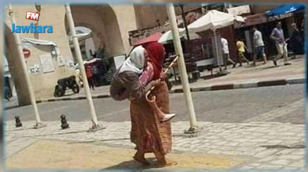 السلطات تفاعلت مع صورتهما: هذه قصة المرأة التي تحمل عجوزا على ظهرها