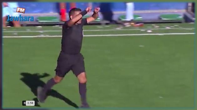 الدوري البوليفي : حكم يحتسب ركلة جزاء بشاشة VAR وهمية